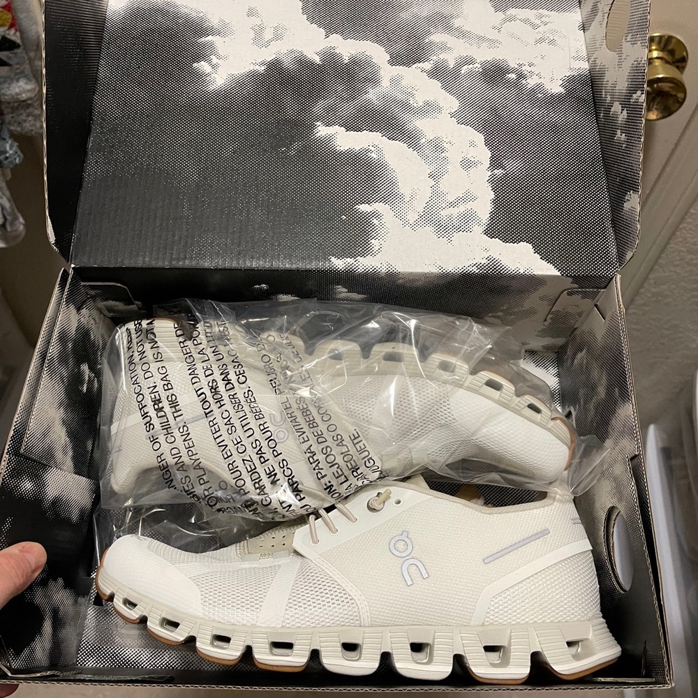 NWT On Cloud running shoe